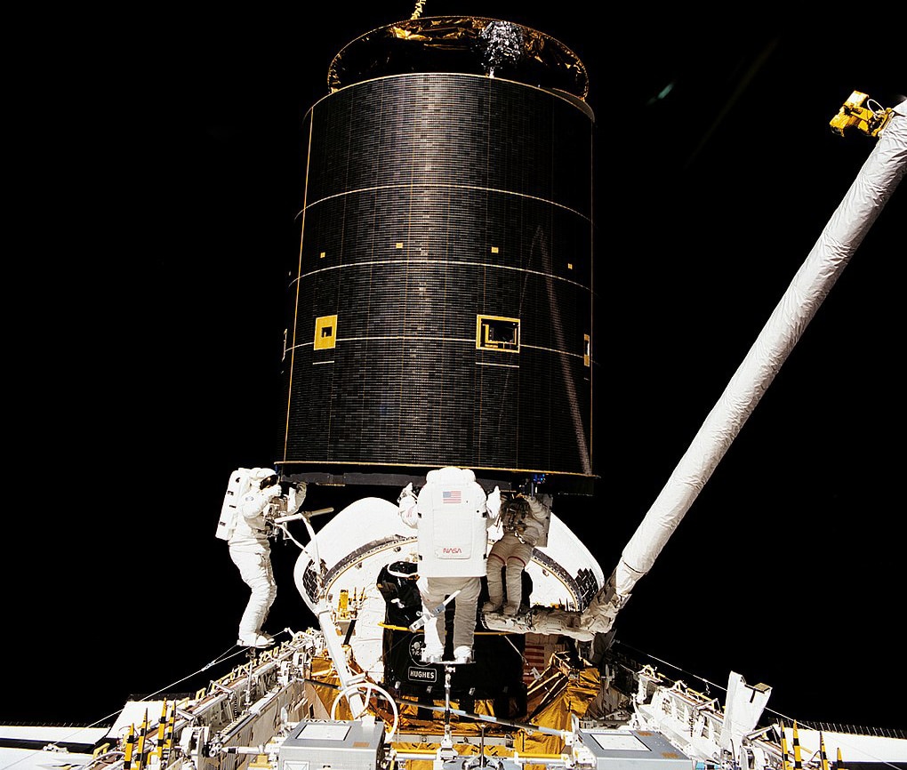 1020px Three Crew Members Capture Intelsat VI GPN 2000 001035