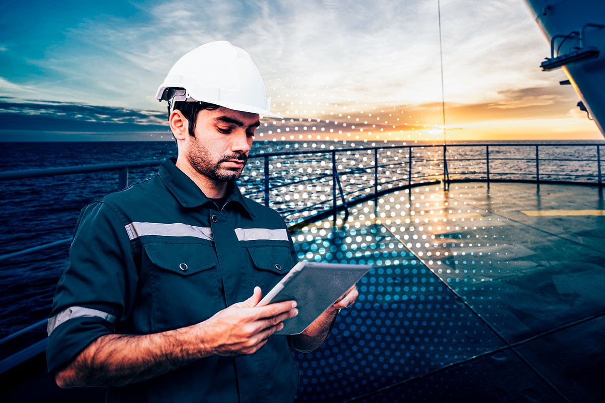Shipping worker using FlexMaritime LEO enabled tablet